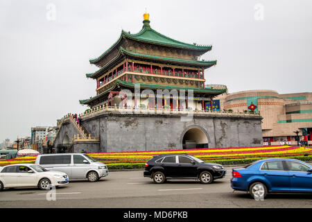 La torre campanaria a Xi'an, Cina. I visitatori possono osservare guardando e fuori da questo magnifico edificio che fu costruito all'inizio della dinastia Ming. Foto Stock