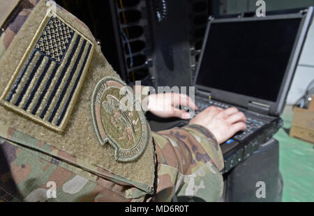 Il personale Sgt. Brandon Hasegawa, 455th comunicazione Expeditionary Squadron cyber tecnico di trasporto, attiva una porta di rete Mar. 22, 2018 a Bagram Airfield, Afghanistan. Oltre a mantenere e gestire la rete, Hasegawa rimane occupato trattare con il problema di vulnerabilità, il test e la risoluzione dei problemi dei sistemi in rete apparecchiature nonché le attivazioni di porta. (U.S. Air Force photo by Staff Sgt. La divina Cox) Foto Stock