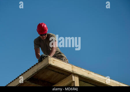 Membri della Louisiana Guardia Nazionale dell'Ingegnere 1020th azienda costruire le munizioni aree di attesa Marzo 30, 2018 a Mazar-i-Sharif nella provincia di Balkh, Afghanistan. Le munizioni aree di attesa sono costruiti per riporre e conservare le munizioni di sicuro quando viene dispiegato. (US Air Force foto di Senior Airman Sean Carnes) Foto Stock