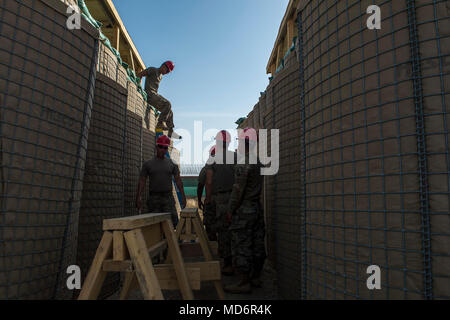 Membri della Louisiana Guardia Nazionale dell'Ingegnere 1020th azienda costruire le munizioni aree di attesa Marzo 30, 2018 a Mazar-i-Sharif nella provincia di Balkh, Afghanistan. Le munizioni aree di attesa sono costruiti per riporre e conservare le munizioni di sicuro quando viene dispiegato. (US Air Force foto di Senior Airman Sean Carnes) Foto Stock