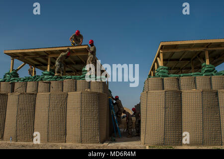 Membri della Louisiana Guardia Nazionale dell'Ingegnere 1020th azienda costruire le munizioni aree di attesa Marzo 30, 2018 a Mazar-i-Sharif nella provincia di Balkh, Afghanistan. Le munizioni aree di attesa sono costruiti per riporre e conservare le munizioni di sicuro quando viene dispiegato. (US Air Force foto di Senior Airman Sean Carnes) Foto Stock