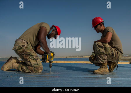 Membri della Louisiana Guardia Nazionale dell'Ingegnere 1020th azienda costruire le munizioni aree di attesa Marzo 30, 2018 a Mazar-i-Sharif nella provincia di Balkh, Afghanistan. Le munizioni aree di attesa sono costruiti per riporre e conservare le munizioni di sicuro quando viene dispiegato. (US Air Force foto di Senior Airman Sean Carnes) Foto Stock