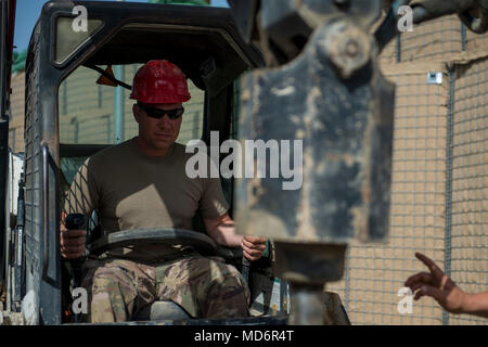 Membri della Louisiana Guardia Nazionale dell'Ingegnere 1020th azienda costruire le munizioni aree di attesa Marzo 30, 2018 a Mazar-i-Sharif nella provincia di Balkh, Afghanistan. Le munizioni aree di attesa sono costruiti per riporre e conservare le munizioni di sicuro quando viene dispiegato. (US Air Force foto di Senior Airman Sean Carnes) Foto Stock