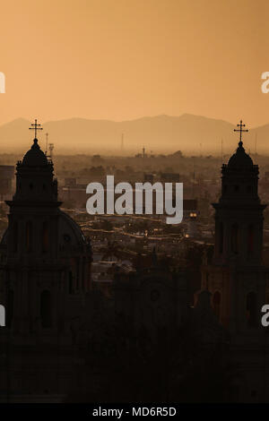 Sol al atardecer a contraluz de la Catedral de Hermosillo Sonora. Foto Stock