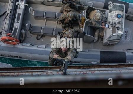 Un U.S. Marine assegnato al marittimo forza Raid (MRF), 26 Marine Expeditionary Unit (MEU), sale una scala di speleologia durante la rigida-scafo gommone inserimento formazione presso la base navale di Souda Bay, Creta, Grecia, 15 marzo 2018. La NATO di interdizione marittima Operations Training Center ha ospitato il MRF la formazione come parte di un due settimane di corso progettato per insegnare di interdizione marittima tecniche per la NATO nazioni partner. (U.S. Marine Corps foto di Cpl. Ieter T. pietra/rilasciato) Foto Stock