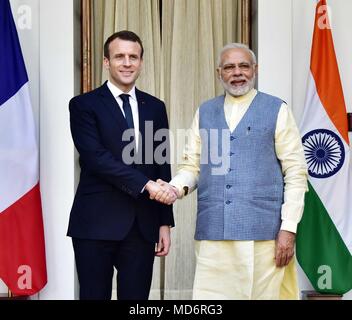 Primo Ministro indiano Narendra Modi, destra accoglie il Presidente francese Emmanuel Macron, sinistra, a Hyderabad House prima di incontri bilaterali Marzo 10, 2018 a New Delhi, India. Foto Stock