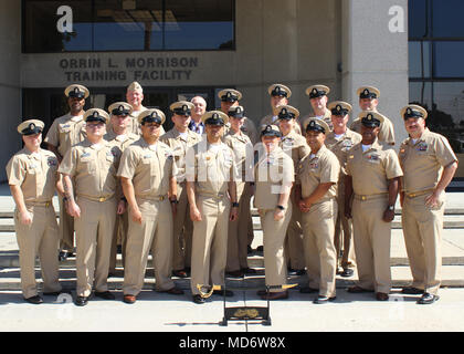 180330-N-N-0443-002 SAN DIEGO (30 marzo 2018) Capo sottufficiali dal supporto di formazione Center San Diego celebrare il 125th compleanno del chief petty officer. (U.S. Navy foto di Yeoman 2a classe Dillon J. Northam/rilasciato) Foto Stock