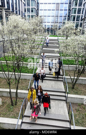 Courtyard park, Florentinum edificio, Praga, Repubblica Ceca Foto Stock
