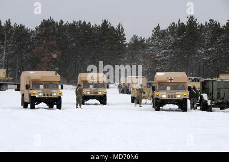 Stati Uniti Esercito di soldati di riserva assegnato alla 807th Medical Command (il supporto per la distribuzione) posizionare i veicoli durante il Regional Medic CSTX 78-18-03 a Fort McCoy, Wisconsin, 3 marzo 2018. Medic regionale è la parte medica della 84ma la formazione del comando di combattimento a ponte a sostenere la formazione di esercizio che garantisce l'America dell'esercito di unità di riserva e soldati sono addestrati e pronto per la distribuzione con breve preavviso e portare in grado, combattere-ready, e letale Fuoco a sostegno dell'esercito e ai nostri partner in tutto il mondo. Foto Stock