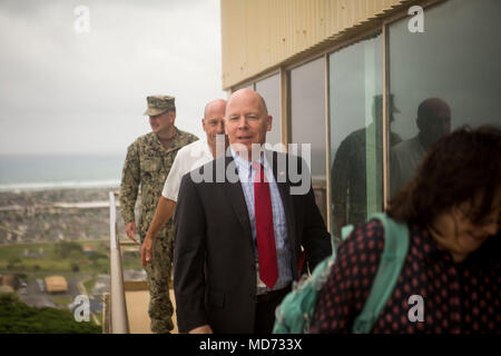 James Balocki, installazioni e strutture vice assistente segretario della Marina, arriva a Kansas Tower, Marine Corps base Hawaii, Marzo 22, 2018. Stati Uniti La leadership della marina ha visitato la base per imparare a conoscere il suo piano di aviazione, disponibilità attuali sfide militari di futuri progetti di costruzione e di difesa per la revisione del programma iniziativa. (U.S. Marine Corps foto di Sgt. Zachary Orr) Foto Stock