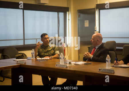 Stati Uniti Marine Corps Col. Raul Lianez, comandante, Marine Corps base Hawaii (MCBH), parla con James Balocki, installazioni e strutture vice assistente segretario della Marina, a Kansas Tower, MCBH, Marzo 22, 2018. Stati Uniti La leadership della marina ha visitato la base per imparare a conoscere il suo piano di aviazione, disponibilità attuali sfide militari di futuri progetti di costruzione e di difesa per la revisione del programma iniziativa. (U.S. Marine Corps foto di Sgt. Zachary Orr) Foto Stock