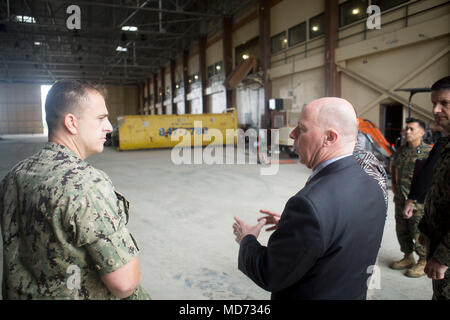 James Balocki, installazioni e strutture vice assistente segretario della Marina, pone domande per Stati Uniti Navy Cmdr. William Wohead, strutture direttore, di hangar 101, Marine Corps base Hawaii, Marzo 22, 2018. Stati Uniti La leadership della marina ha visitato la base per imparare a conoscere il suo piano di aviazione, disponibilità attuali sfide militari di futuri progetti di costruzione e di difesa per la revisione del programma iniziativa. (U.S. Marine Corps foto di Sgt. Zachary Orr) Foto Stock