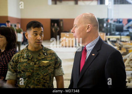 Stati Uniti Marine Corps Col. Raul Lianez, comandante, Marine Corps base Hawaii (MCBH), parla con James Balocki, installazioni e strutture vice assistente segretario della Marina, su aeromobili di hangar 101, MCBH, Marzo 22, 2018. Stati Uniti La leadership della marina ha visitato la base per imparare a conoscere il suo piano di aviazione, disponibilità attuali sfide militari di futuri progetti di costruzione e di difesa per la revisione del programma iniziativa. (U.S. Marine Corps foto di Sgt. Zachary Orr) Foto Stock