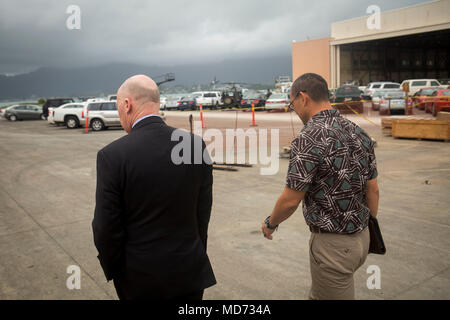 Lancia Lee, vice direttore, installazione, ambiente e logistica, accompagnatrici James Balocki, installazioni e strutture vice assistente segretario della Marina, Marine Corps base Hawaii, Marzo 22, 2018. Stati Uniti La leadership della marina ha visitato la base per imparare a conoscere il suo piano di aviazione, disponibilità attuali sfide militari di futuri progetti di costruzione e di difesa per la revisione del programma iniziativa. (U.S. Marine Corps foto di Sgt. Zachary Orr) Foto Stock