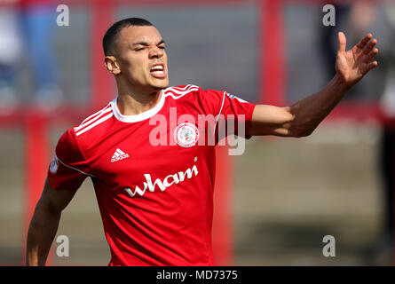 Accrington Stanley Kayden Jackson celebra il suo bilanciere durante la partita Foto Stock