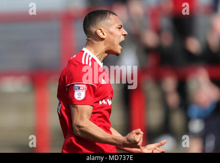 Accrington Stanley Kayden Jackson celebra il suo bilanciere durante la partita Foto Stock