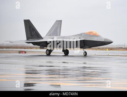 Un U.S. Air Force F-22 Raptor taxi dopo lo sbarco in generale William J. Fox Airfield in Lancaster, California, 22 marzo 2018. La F-22 è il principale attore di quest anno per la Contea di Los Angeles tenuto Airshow all'aeroporto. (U.S. Air Force foto di Senior Airman Kaylee Dubois) Foto Stock