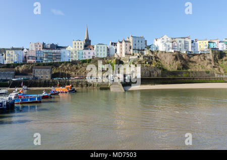 Barche da pesca e le imbarcazioni da diporto ormeggiata a bassa marea in Tenby Porto di Pembrokeshire, Galles Foto Stock