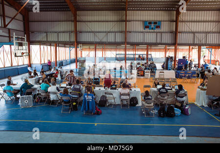 Fajardo, Puerto Rico, 15 marzo 2018 - Una vista del Disaster Recovery fiera all'Hipolito Robles complesso sportivo in Fajardo. Questo evento fornisce informazioni e assistenza necessaria ai sopravvissuti che permette loro di spostarsi in avanti dopo le devastazioni del ciclone Maria.Le fiere si svolgono in tutta Puerto Rico dove del governo federale e statale, insieme con il settore privato, forniscono indicazioni circa la prevenzione di preclusione, alloggiamento di consulenza, servizi legali, alluvione di assicurazione, mitigazione, titolo e altri problemi. Per ulteriori informazioni chiamate il (817) 372-0852. FEMA/Eduardo Martinez Foto Stock