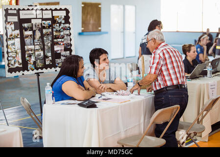 Fajardo, Puerto Rico, 15 marzo 2018 - Membri della Comunidad del Retiro (Comunità di pensione) assistere i sopravvissuti durante il Disaster Recovery equa delle risorse in Fajardo. Questo evento fornisce informazioni e assistenza necessaria ai superstiti, che permette loro di spostarsi in avanti dopo la devastazione uragano Maria. Le fiere sono in atto in tutta Puerto Rico dove del governo federale e statale, insieme con il settore privato, forniscono indicazioni circa la prevenzione di preclusione, alloggiamento di consulenza, servizi legali, alluvione di assicurazione, mitigazione, titolo e altri problemi. Per ulteriori informazioni chiamare (817) 372-085 Foto Stock