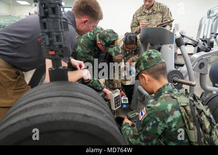 Sgt. Darren Munhole, indagine membro del team con la Washington Guardia Nazionale del decimo Civil Support Team controlla i membri militari provenienti dalla Thailandia e servizio attivo i soldati della XXV divisione di fanteria come si pratica individuando campi radiologica da fonti di prova nel corso di una recente congiunta chimica radiologica biologiche nucleari (CBRN) scambio a Hawaii esercito Guardia Nazionale Regionale dell istituto di formazione in Waimanalo. Marzo 22, 2018. (U.S. La Guardia Nazionale Foto di Tech. Sgt. Andrew Jackson) Foto Stock