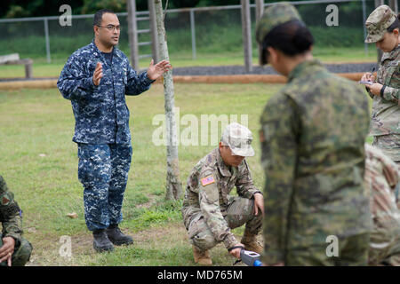 Navy Lt. Nathan Tuoch con le Forze Armate Radio Istituto di Biologia sovrintende militari membri provenienti dal Giappone, la Tailandia e le Filippine, lungo con servizio attivo i soldati della XXV divisione di fanteria in quanto pratica radiologica di mappatura campi da fonti di prova nel corso di una recente congiunta chimica radiologica biologiche nucleari (CBRN) scambio a Hawaii esercito Guardia Nazionale Regionale dell istituto di formazione in Waimanalo. Marzo 22, 2018. (U.S. La Guardia Nazionale Foto di Tech. Sgt. Andrew Jackson) Foto Stock