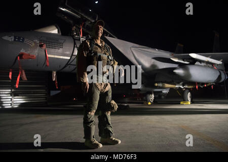 Lt. Col. Trinidad "Mosè" Meza, 336a EFS operazioni il vice comandante del gruppo e sistema di armi officer di posa per una foto dopo lo sbarco in un F-15E Strike Eagle Marzo 21, 2018 in una località segreta in Asia sud-ovest. F-15E Strike Eagle è un doppio ruolo fighter progettato per eseguire aria-aria e missioni aria-terra. Meza, nella capacità di WSO, è in grado di visualizzare le informazioni provenienti dal radar, electronic warfare o sensori ad infrarossi; monitor aeromobile o lo stato delle armi e delle possibili minacce; selezionare obiettivi; e utilizzare una centralina elettronica di 'spostamento' mappa per navigare. (U.S. Air Force foto di Senior ai Foto Stock