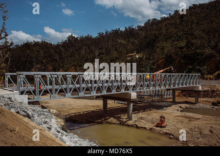 Utuado, Puerto Rico, Marzo 6, 2018--Rio Abajo Bridge è nella sua ultima fase della ricostruzione dopo è crollata a causa del livello elevato delle acque di esondazione dopo l uragano Maria. Il ponte è che dovrebbe essere completato entro la fine di marzo e si collegherà 70 famiglie al resto della città. FEMA/Eduardo Martinez Foto Stock