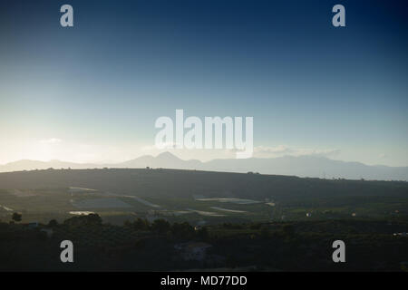 Silhouette del settore agricolo e la montagna, Creta, Grecia Foto Stock