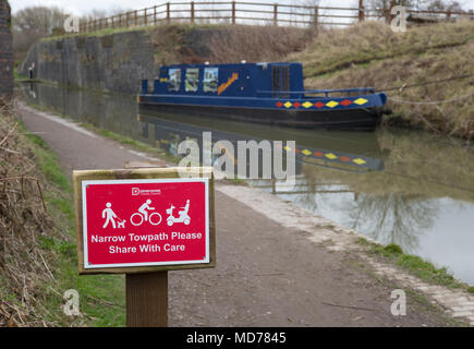 Derbyshire County Council avviso su Chesterfield Canal alzaia richiedendo agli utenti di condividere il suo uso con cautela, con stretti barca ormeggiata in background Foto Stock