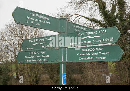 Cartello su Chesterfield Canal dando le direzioni e le distanze per horseriders, escursionisti e ciclisti Foto Stock