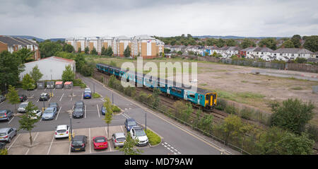 Classe Twin 150 treno diesel su unità Arriva Trains Wales servizio a Cardiff Central passando il parco auto dell'Università di Cardiff a nord della stazione di Cathays Foto Stock