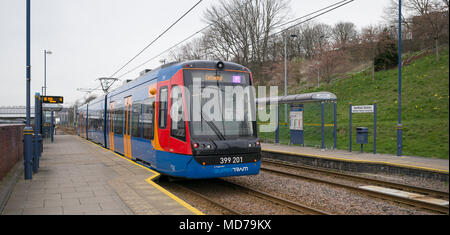 Classe 399 tram 201 su un Stagecoach Supertram di Sheffield viola servizio percorso dal Parco Herdings alla Cattedrale pause a Sheffield vicina fermata del tram Foto Stock