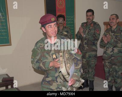 Un esercito nazionale afghano per le operazioni speciali Corps Commando assegnato al sesto sciopero Mobile Kandak riceve il riconoscimento come specialità medica corso di formazione onore laureato il comandante e il personale dell'ANASOC scuola di eccellenza a Camp Commando, Afghanistan, Marzo 29, 2018. "La distinzione di onore laureato è un risultato significativo che si traduce direttamente per aumentare la funzionalità di salvataggio sul campo di battaglia," un corso istruttore detto. Il basato sul merito onore pone molta enfasi sul settimanale gli esami scritti e proficiency in first responder trauma care in esercitazioni di emergenza. (NSOCC-A Foto Stock