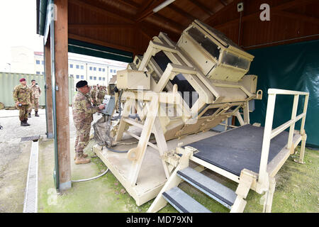 Sgt. Il Mag. Gaetano Massimo Giordano esercito italiano, assiste l'Esercito Italiano paracadutisti assegnato al reggimento "Savoia Cavalleria" Folgore Brigata Grosseto, durante il training con elevata mobilità multiuso di veicolo su ruote (HMMWV) assistenza egress trainer (calore), a Caserma Ederle Vicenza, Italia, 29 marzo 2018. Il simulatore consente ai soldati di pratica uscire dai veicoli, di competenze e di impegnarsi in scenari realistici. I paracadutisti italiani utilizzare U.S. RTSD esercito sud attrezzatura per migliorare le relazioni bilaterali e per espandere i livelli di cooperazione e la capacità del personale coinvolto in joint operatio Foto Stock