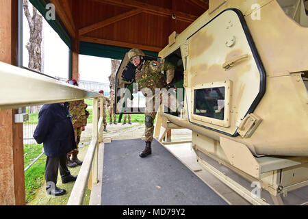 Un esercito italiano paracadutista assegnato al reggimento "Savoia Cavalleria" Folgore Brigata Grosseto, condurre attività di formazione con elevata mobilità multiuso di veicolo su ruote (HMMWV) assistenza egress trainer (calore), a Caserma Ederle Vicenza, Italia, 29 marzo 2018. Il simulatore consente ai soldati di pratica uscire dai veicoli, di competenze e di impegnarsi in scenari realistici. I paracadutisti italiani utilizzare U.S. RTSD esercito sud attrezzatura per migliorare le relazioni bilaterali e per espandere i livelli di cooperazione e la capacità del personale coinvolto nelle operazioni congiunte. (U.S. Esercito foto di Paolo Bovo) Foto Stock