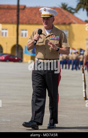 Il brigadiere gen. William M. Viaggio, comandante generale, Marine Corps reclutare deposito a San Diego/Occidentale Regione di reclutamento, dà il suo commento presso la sede centrale e servizio post di battaglione e sollievo cerimonia al MCRD San Diego, Marzo 30. Durante la cerimonia, Sgt. Il Mag. Leveta S. Smith è stato sollevato da Sgt. Il Mag. Dennis J. Downing come il battaglione sergente maggiore. Foto Stock