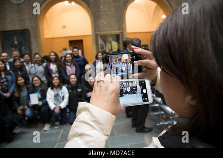 Gli ospiti chat e scattare foto nell'Edificio Whitten Patio prima Vice Presidente Mike Pence commemora l agricoltura nazionale giorno e offre commento per quanto riguarda il Presidente Trump nazionale del giorno Ag annuncio in Stati Uniti Del Dipartimento dell'agricoltura (USDA) sede a Washington, il 20 marzo 2018. Vice Presidente dell obolo di indirizzo comprende l importanza dell agricoltura e onorare l'America gli agricoltori, allevatori e boscaioli con un riconoscimento speciale della gioventù. Foto Stock