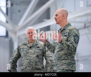 Stati Uniti Air Force Lt. Gen. L. Scott Riso, direttore, Air National Guard e Chief Master Sgt. Ronald Anderson, a destra il comando Capo della Air National Guard ha risposto alle domande dei membri del 133rd Airlift Wing in St. Paul, Minn., Marzo 25, 2018. La sessione di domande e risposte è stato parte di un evento di chiamata in cui essi hanno risposto alle domande relative alla aviatori di campi di carriera. (U.S. Air National Guard foto di Tech. Sgt. Austen R. Adriaens/rilasciato) Foto Stock