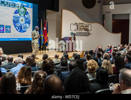 La logistica della difesa Direttore di agenzia esercito Lt. Gen. Darrell Williams risolve la DLA terrestri e marittime dipendenti durante un municipio a difesa del centro di approvvigionamento Columbus Marzo 29. Foto Stock