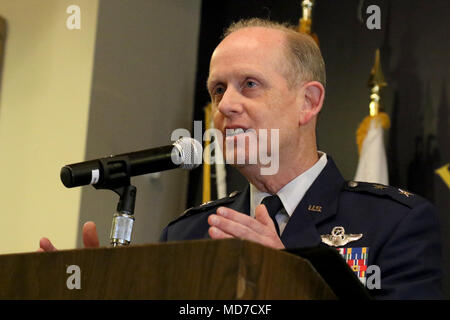 Il Mag. Gen. Don Dunbar, Wisconsin aiutante generale e il membro senior ufficiale militare, onori Vietnam Veterans durante "Benvenuti a casa: una guerra di Vietnam commemorazione' a veterani delle guerre straniere Post 305 in Eau Claire, Wis., Marzo 29. Dunbar uniti Gov. Scott Walker e Wisconsin reparto degli affari di veterani Segretario Dan Zimmerman per l'evento che ha avuto luogo a 45 anni dal giorno in cui l'ultimo le truppe degli Stati Uniti si è ritirato dal Vietnam. Wisconsin Guardia Nazionale foto di Sgt. Katie Eggers Foto Stock