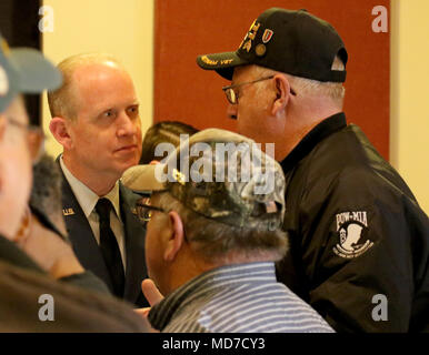 Il Mag. Gen. Don Dunbar, Wisconsin aiutante generale e il membro senior ufficiale militare, uniti Gov. Scott Walker, Wisconsin reparto degli affari di veterani Segretario Dan Zimmerman, e i veterani delle guerre straniere Post 305 in onore dei veterani del Vietnam come parte della prima Nazionale Veterani del Vietnam giorno di marzo 29 in Eau Claire. La manifestazione ha avuto luogo 45 anni dal giorno in cui l'ultimo le truppe degli Stati Uniti si è ritirato dal Vietnam. Wisconsin Guardia Nazionale foto di Sgt. Katie Eggers Foto Stock