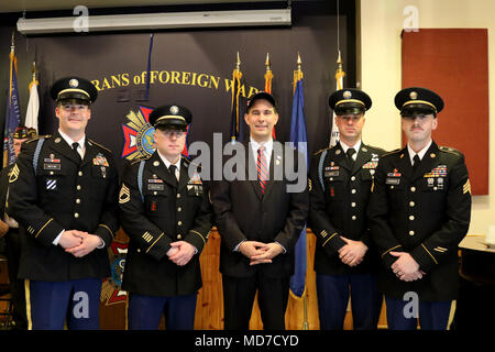 Gov. Scott Walker e un esercito di Wisconsin Guardia Nazionale Guardia di colore a veterani delle guerre straniere Post 305 in Eau Claire, Wis., come parte della prima nazionale Vietnam Veterans Day il 29 marzo. La manifestazione in onore dei veterani del Vietnam ha avuto luogo 45 anni dal giorno in cui l'ultimo le truppe degli Stati Uniti si è ritirato dal Vietnam. Wisconsin Guardia Nazionale foto di Sgt. Katie Eggers Foto Stock