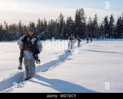 Marines con Marine Force-Europe rotazionale si muovono verso il loro obiettivo durante l'esercizio sole invernale 18 in Boden, Svezia, 14 marzo 2018. Il sole invernale 18 è un esercizio di multinazionali che integra gli elementi smontati con una fanteria meccanizzata e migliora la collaborazione strategica tra Stati Uniti Marines e le forze svedesi in un freddo ambiente. (U.S. Marine Corps foto di Cpl. Raul Torres/rilasciato) Foto Stock