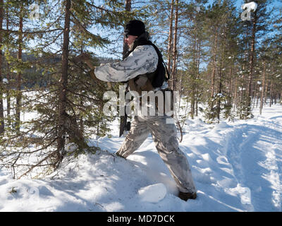 Marines con Marine rotazionale costolette Force-Europe giù i rami degli alberi per nascondere le mine sulla strada durante la fase di esercizio del sole invernale 18 in Boden, Svezia, 16 marzo 2018. Il sole invernale 18 è un esercizio di multinazionali che integra gli elementi smontati con una fanteria meccanizzata e migliora la collaborazione strategica tra Stati Uniti Marines e le forze svedesi in un freddo ambiente. (U.S. Marine Corps foto di Cpl. Raul Torres/rilasciato) Foto Stock