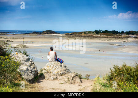 Vista posteriore del giovane uomo visitare la spiaggia, Brittany, Francia, Europa Foto Stock