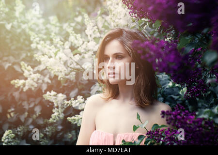 Bella Donna di fiori lilla in presenza di luce solare. Primavera di bellezza su sfondo Blossom Foto Stock