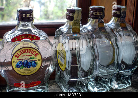 Quattro bottiglie di ceco brandy alla prugna Slivovice sul davanzale Foto Stock
