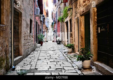 Rustico Street nella città vecchia di Rovijn, Croazia Foto Stock