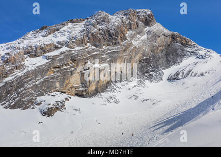 Un inverno a vista su Mt. Titlis in Svizzera. Il Titlis è una montagna, situato sul confine fra i cantoni di Obvaldo e Berna, è Foto Stock